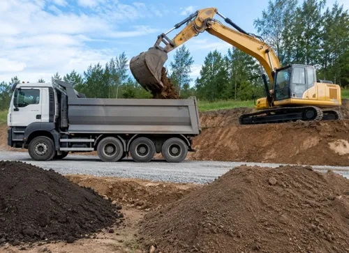 Раздельное складирование и погрузка грунта для последующего вывоза с площадки.